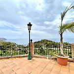 Dom wakacyjny In Maro With Sea & Mountain Views