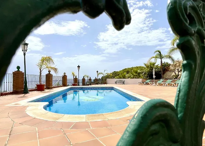 In Maro With Sea & Mountain Views