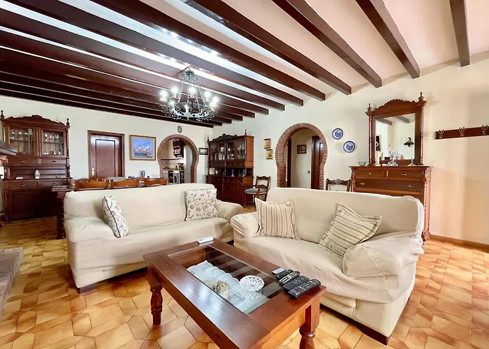 Дом отдыха In Maro With Sea & Mountain Views